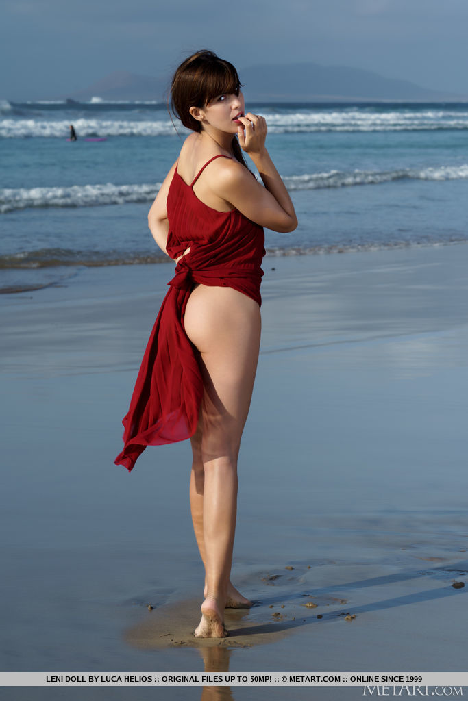 Leni Doll proudly exposed her naked body at the beach. 