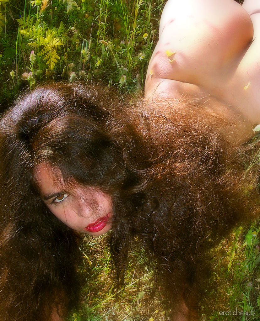 Idoia A sensually poses in the grassy field as she flaunts her slender, tight body.
