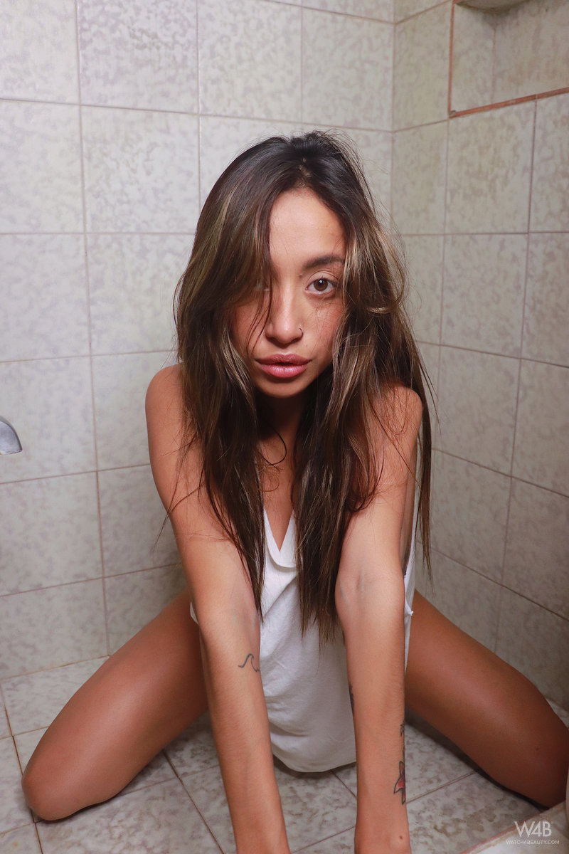 Camila Luna: Wet Shower